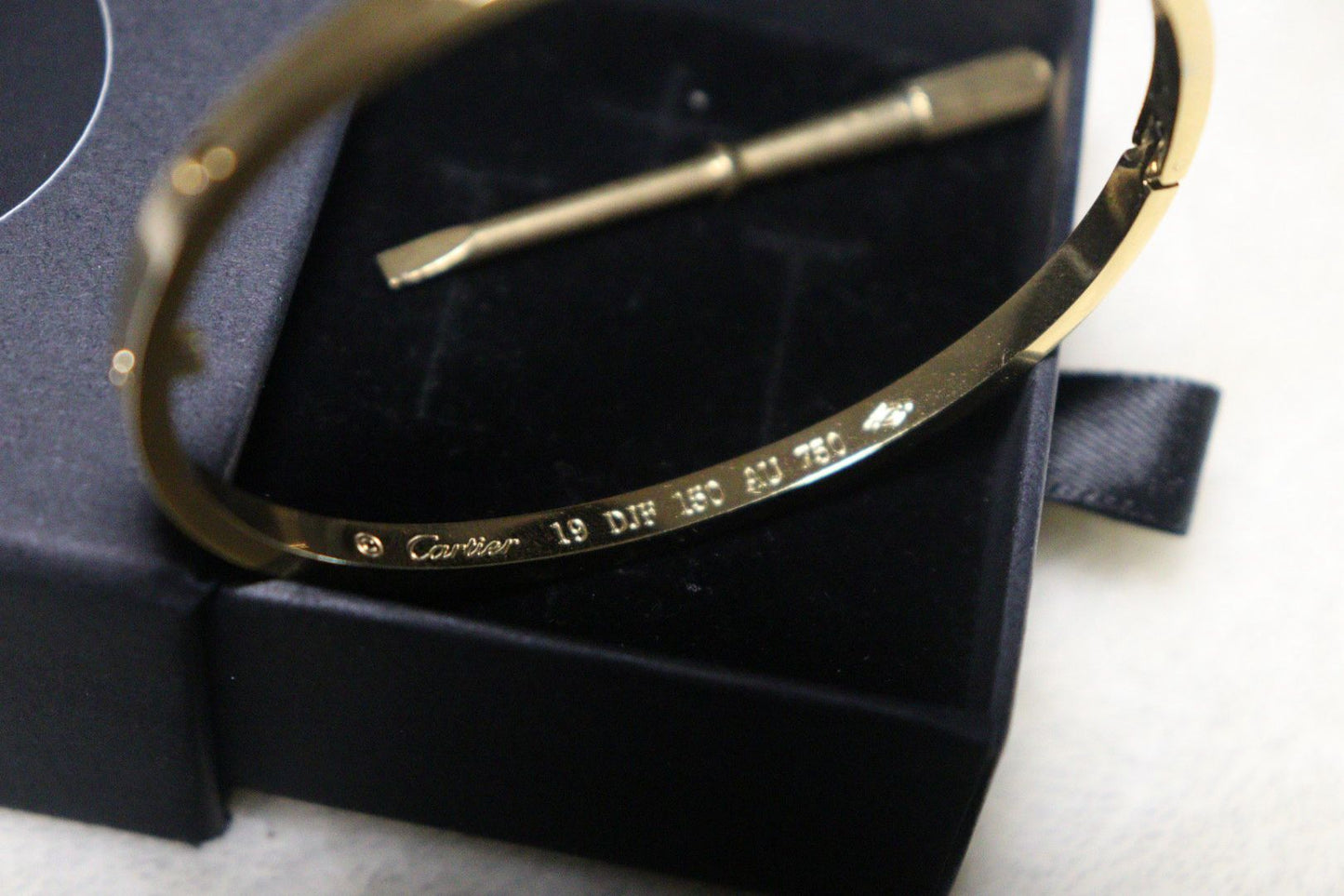 Brățară model Cartier Love aurie cu Șurubelniță