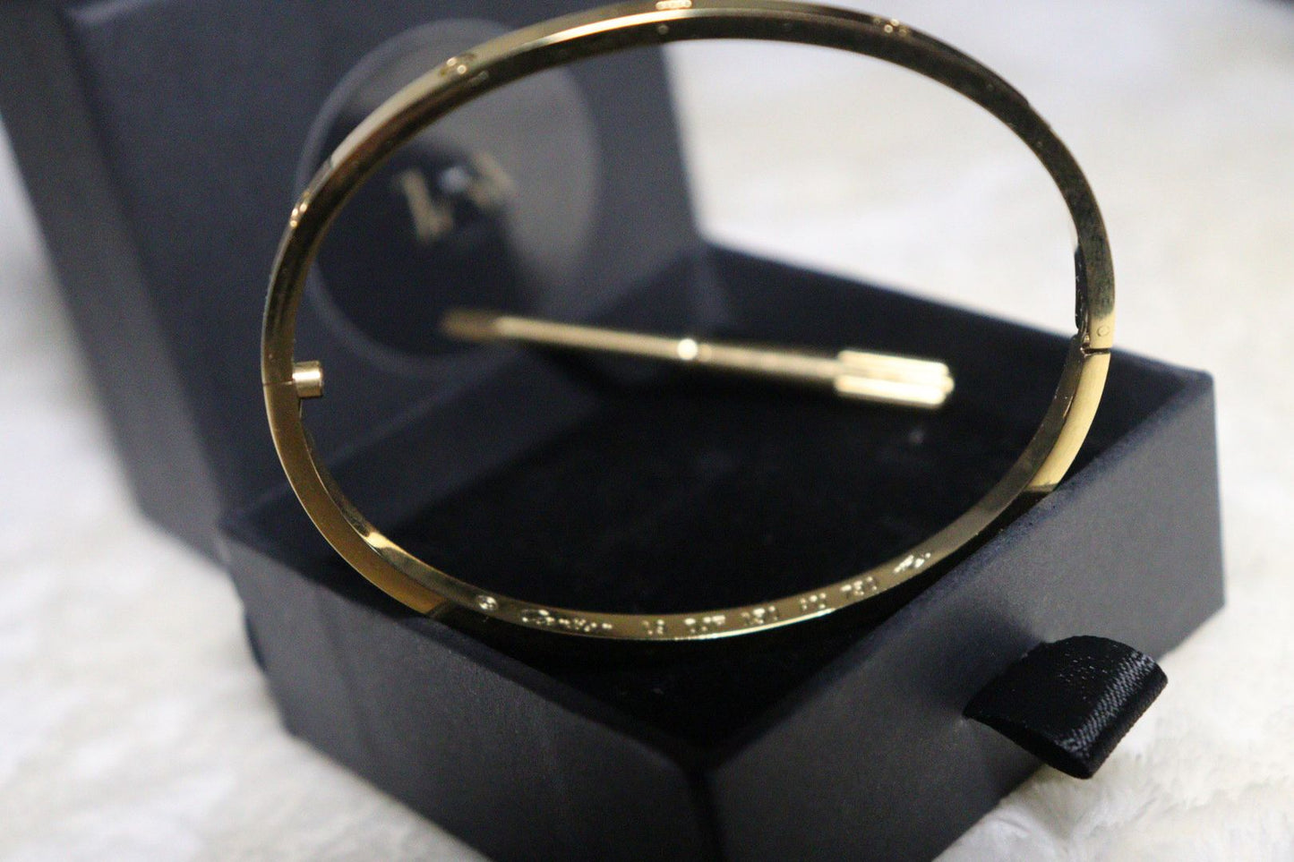Brățară model Cartier Love aurie cu Șurubelniță